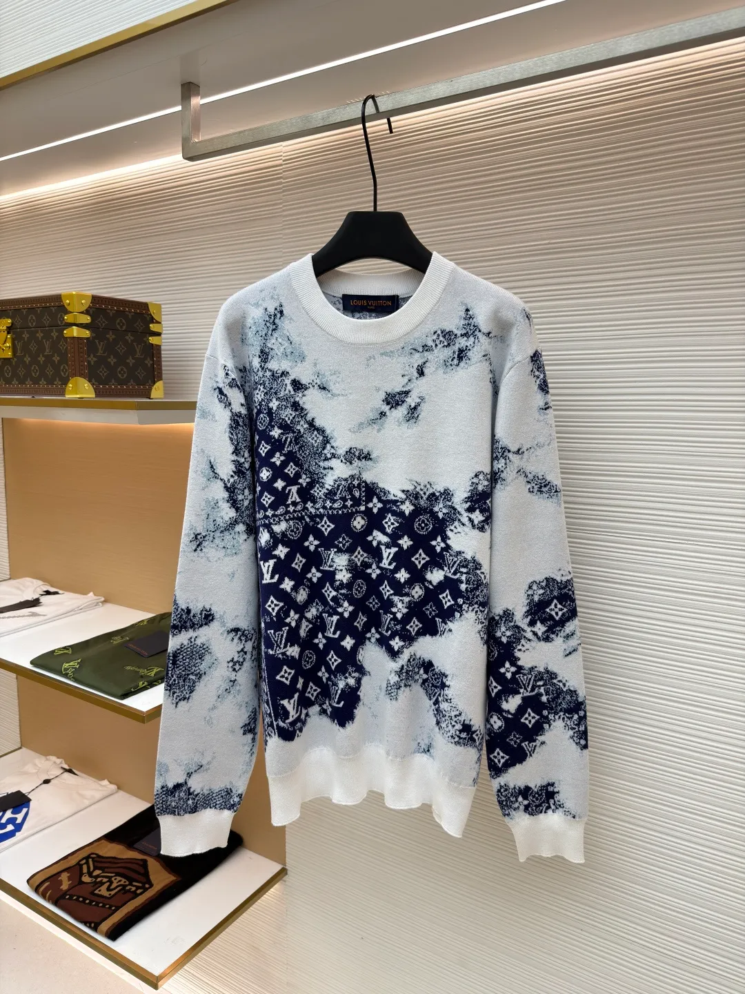 LOUIS VUITTON blue and white gradient sweater ●Authentic product: 10200 purchased and developed ●Item number: 1680943-B25 ●Fabric: sweater fabric ●Technology: tie-dye production ●Version: fitted version ●Weight: about 465 grams ●Size: XS-S-M-L ●Description: Using 14-needle computerized flat knitting needles, the needle path density is small. To restore the perfect effect of the original version, it is extremely difficult to develop a higher version, and the time cost and development cost are greatly increased. In order to give the pattern a bleached tie-dye effect, it is cleverly presented through the jacquard process. We use manual reference to the original It took 65 days to count the patterns manually, and 975,946 pinholes were manually counted. The patterns, every flower, every color, are truly perfect and full of details. The wool material is made of 100% (fully combed) cotton yarn, and the color effect is as high as 95% or more. The overall workmanship is very complicated. The embroidery is made with heat-capacitive glue, which needs to be ironed to ensure quality. The checkerboard pattern needs to be positioned correctly, so it is very fast. Each process of the entire garment is slow and time-consuming.